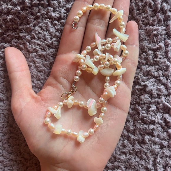 Handcrafted freshwater pearl and shell necklace - Picture 2 of 3